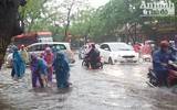 Hà Nội: Nhiều tuyến phố bị ngập do mưa lớn 